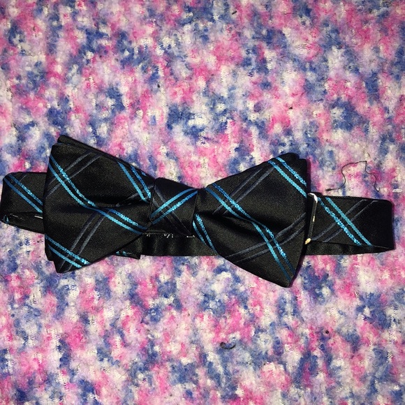 Around the neck clip bow tie - Picture 2 of 3